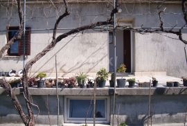 OTOK KRK, GRAD KRK - Samostojeća kuća sa vrtom u centru, Krk, Σπίτι
