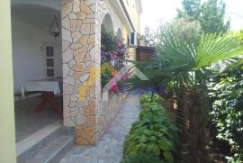 Villa sa 5 apartmana - Šilo otok Krk, Dobrinj, Famiglia