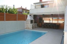 Kuća sa dva stana i bazenom na odličnoj lokaciji, Pula, Istra, Pula, Σπίτι