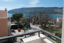 Dvosoban namješten stan s garažom i pogledom na more u Herceg Novom, Herceg Novi, Flat