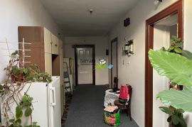 Pula, Monte Zaro- prostran stan u potkrovlju talijanske zgrade, Pula, Διαμέρισμα