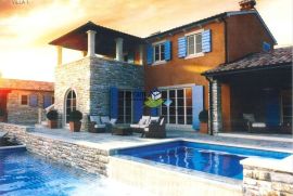 Istra, Tinjan, građevinsko zemljište 1095m2 s građevinskom dozvolom za kuću s bazenom prodaja, Tinjan, Γη