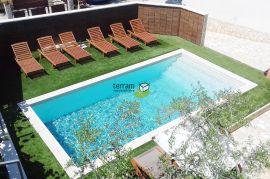 Istra, Pula, samostojeća Vila 400m2 s bazenom i pogledom na more prodaja, Pula, Maison