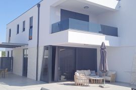 Dvojna kuća modernog dizajna u okolici Pule, Istra, Pula, بيت