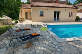 Istra, Tinjan, Kringa, Villa 174m2 s bazenom i velikom okućnicom 1225m2, #prodaja, Tinjan, بيت