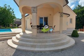 Istra, Tinjan, Kringa, Villa 174m2 s bazenom i velikom okućnicom 1225m2, #prodaja, Tinjan, Дом