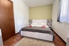 Istra, Medulin - namješteni prizemni trosobni apartman, NKP 70.42 m2, 200 m od mora, Medulin, Appartamento