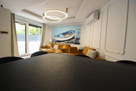 NJIVICE dizajnerski dvoetažni apartman s bazenom i saunom!, Omišalj, Kвартира