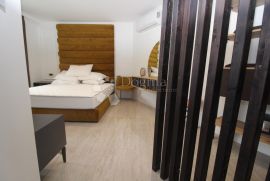 NJIVICE dizajnerski dvoetažni apartman s bazenom i saunom!, Omišalj, Wohnung