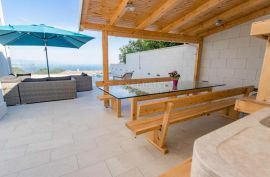 Bregi villa s bazenom i savršenim pogledom 300m2 !!, Matulji, Ev