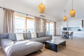Čiovo - kuća s tri apartmana i uhodanim restoranom, prvi red do mora, Trogir, العقارات التجارية