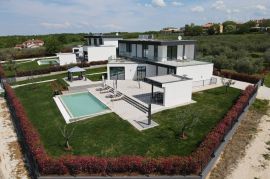 Moderna vila okružena zelenilom i s pogledom na more, Poreč, Kuća