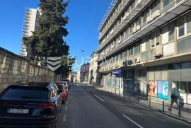 Split, grad, veliki poslovni prostor s izlogom na prometnici, Split, Коммерческая недвижимость