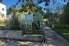 Gornja Drenova, lijepa obiteljska kuća s dva stana, ogromna okućnica!, Rijeka, Famiglia