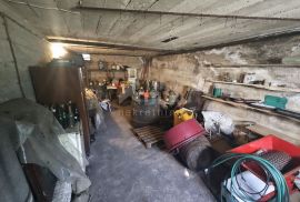 KASTAV - Samostojeća kuća sa garažom i velikom okućnicom!, Kastav, House