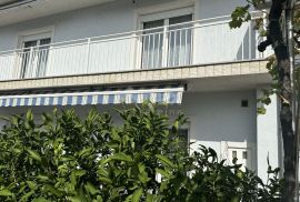 CRIKVENICA, SELCE- Kuća s dva stana blizu mora. Odlična lokacija!, Crikvenica, Famiglia