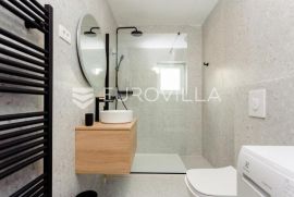 Trogir, novouređen šesterosoban stan dostupan do 01. 06. 2024, Trogir, Appartamento
