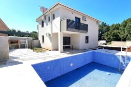 Dvojna kuća sa bazenom na dobroj lokaciji, Medulin,okolica, Istra, Medulin, Maison