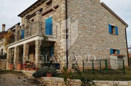 Labin, okolica, kamena kuća tradicionalnog istarskog stila sa bazenom, Labin, Casa