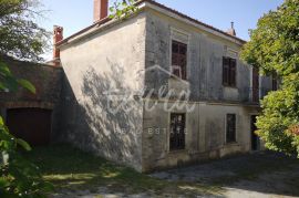 PRILIKA Kamena kuća sa velikom okućnicom,Roč, Buzet, Maison