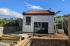 Započreta gradnja sa projektom i gotova manja kuća 60 m2, Krk, Ev