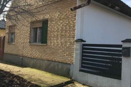 Prodaje se kuća u širem centru Bačke Topole u ulici Svetozara Markovića 55 iznad parka., Bačka Topola, Casa
