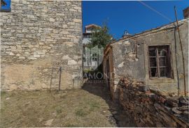 Pula, dvije kuće za renovaciju s velikim potencijalom, Pula, Σπίτι