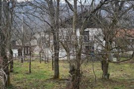 Starija kuća sa okućnicom i dvorištem, Ogulin, بيت