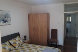 Dvosoban opremljen stan u Crvenoj zgradi kod Slovenske plaže, Budva, Appartamento