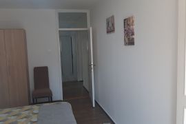 Dvosoban opremljen stan u Crvenoj zgradi kod Slovenske plaže, Budva, Daire