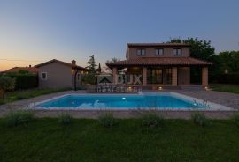 ISTRA, PULA- Predivna kuća sa bazenom!, Pula, Famiglia