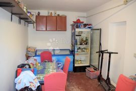 Pula, dva prizemna stana na velikoj okućnici, Pula, Διαμέρισμα