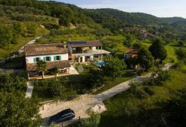 Oaza u srcu Istre, 3 kuce.. 30,000 m2 zemljišta, Cerovlje, Maison