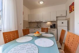 Kuća sa tri apartmana na odličnoj lokaciji blizu mora, Medulin, Istra, Medulin, Famiglia
