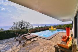 Moderna vila s pogledom na more i velikom okućnicom, Kostrena, Kuća