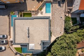 Malinska - prodaja luksuznog stana, prizemlje, 122.77m2, bazen, vrt!, Malinska-Dubašnica, Appartamento