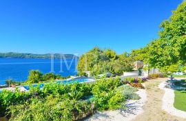 Villa with pool, first row to the sea - Luxurious experience of living in nature - EXCLUSIVE SALE IMB, Dubrovnik, Дом