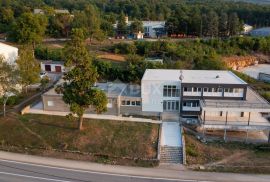 ISTRA, PIĆAN - Motel sa 70 ležaja površine 1025 m2, Pićan, Propiedad comercial