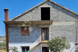 Nedovršena kuća s pogledom na Vransko jezero, Pakoštane, Kuća