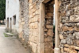 ŽMINJ – započeta rekonstrukcija kamene zgrade s dvorištem, Žminj, Haus