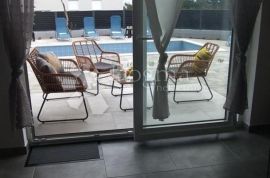 Apartman sa privatnim bazenom i dvorištem od 213m2, Dobrinj, Appartamento