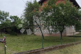 Atraktivno građevinsko zemjište s kućom, Karlovac, Σπίτι