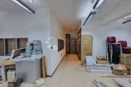 Poslovni prostor sa više ureda na odličnoj lokaciji!, Pula, Propriedade comercial