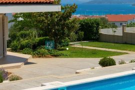 VODICE, luksuzna villa s bazenom i uređenom okućnicom, pogled na more, Vodice, بيت