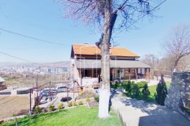 Kuća na dva sprata sa baštom i voćnjakom, Centar, Sarajevo Centar, Kuća