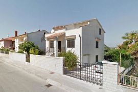 Apartmanska kuća na dobroj lokaciji, Pula, Istra, Pula, House