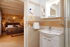 Manji obiteljski hotel na Korčuli !, Vela Luka, Poslovni prostor
