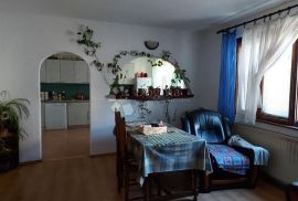 Vrbovsko, prostrana kuća na odličnoj lokaciji, Vrbovsko, Famiglia