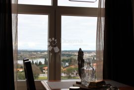 Poslovno-stambeni objekt na brežuljku sa prekrasnim pogledom na more!!!, Medulin, Maison