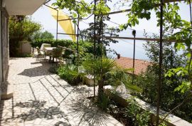 Senj, kuća od 280 m² sa tri odvojena stana s pogledom na more, Senj, Σπίτι